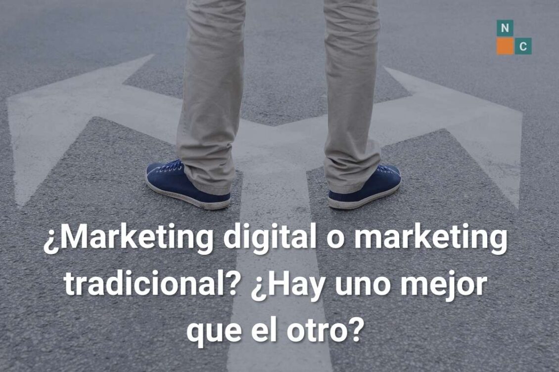 ¿Marketing digital o marketing tradicional? ¿Hay uno mejor que el otro? - Se muestran las piernas de un hombre parado en una calle, en la cual están pintadas unas flechas, que apuntan a direcciones opuestas.