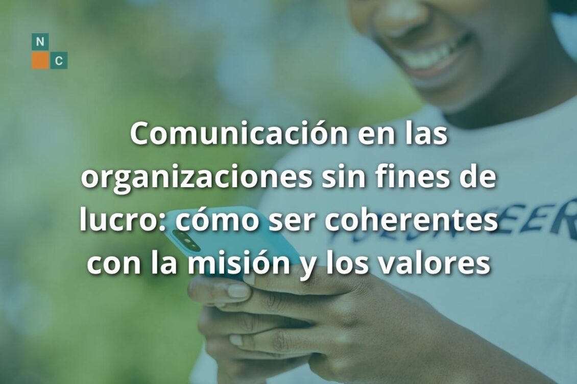 Una sonriente voluntaria de una ONG escribiendo en su teléfono celular.
