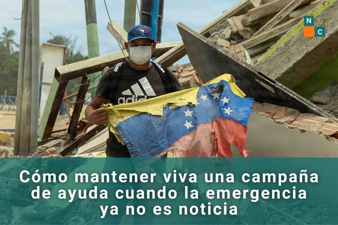 Un ciudadano venezolano sostiene la bandera de su país rota, desgarrada, frente a las ruinas de un edificio en La Guaira, luego del doble terremoto ocurrido en Venezuela el 24 de junio de 2026.